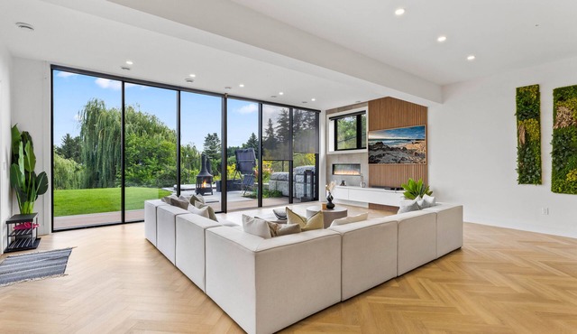 Breathtaking Escarpment Views ~ 4BR Luxury Suite ~ Burlington ~ Greater Toronto