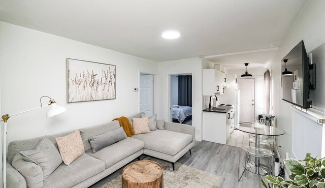 Bright 2BR near Walkerville | Walkable to River & Shops + Free Parking & WiFi