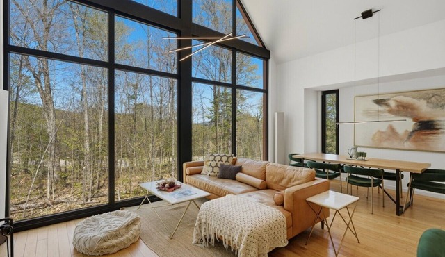 Bright 4BR Sunlit Chalet Hot Tub & Fireplace