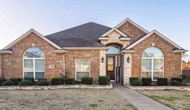 Bright and spacious 4-bedroom, 2.5-bath DeSoto home featuring 1 king, 3 queen, 1 full, and 1 twin bed. Perfect for families and groups, offering comfort, modern design, and a relaxing stay near Dallas, shopping, and dining.