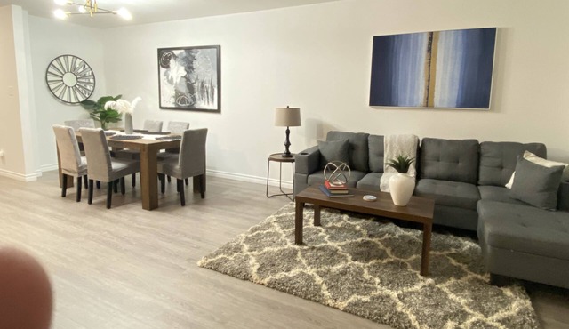 Bright and Spacious Townhome In Family Neighbourhood
