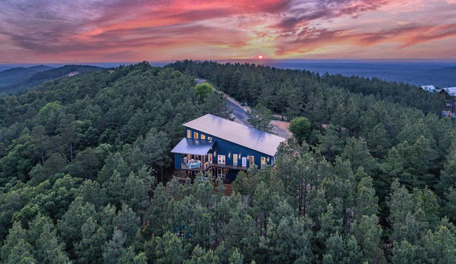 Bright Luxury Cabin w/Views! Designed for Groups!