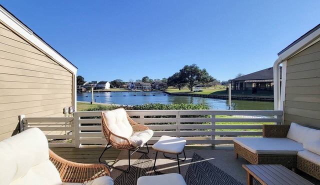 Bright, Modern Lakefront 3 Bedroom Townhouse
