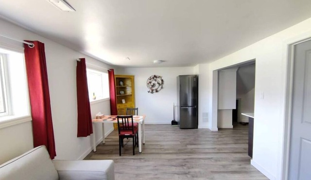 Bright One Bedroom Apartment w/ Sunroom, Wifi, Parking