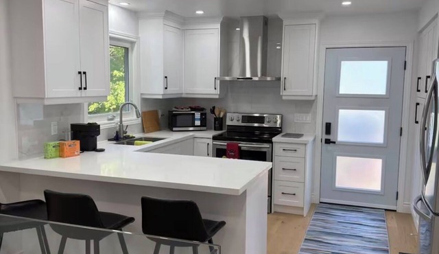 Bright Renovated Cottage in Kawartha Lakes, Pet-Friendly, Lake View