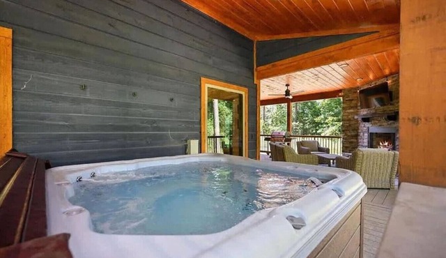 Broken Bow Luxury Cabin | Hot Tub | Game Room