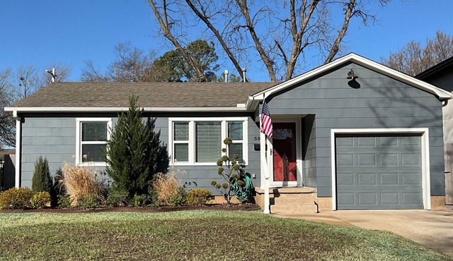 Brookside Bungalow : Your 2-Bedroom Sanctuary in Tulsa’s Favorite Neighborhood