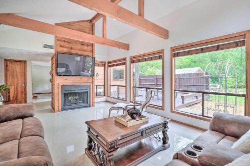 Bryan Home w/Deck & Yard ~ 4 Mi to Texas A & M!