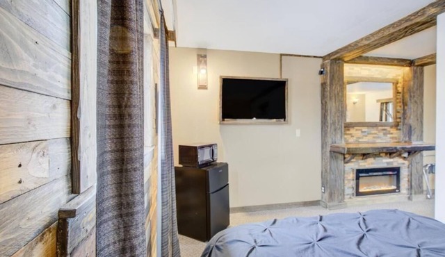 Budget-Friendly 3-Room Accommodations w/Parking – Steps from Dining & Eateries