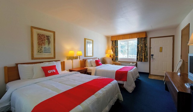 Budget-Friendly Getaway with Pool Near Historic Eureka Springs l 2 Rooms