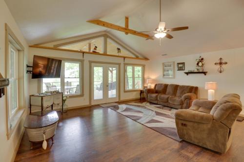 'Bullfrog Bluff' Mountain View Cabin w/Deck!