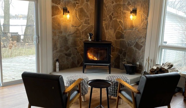 Bungalow by the Bay! Spot on Wellers Bay - PEC