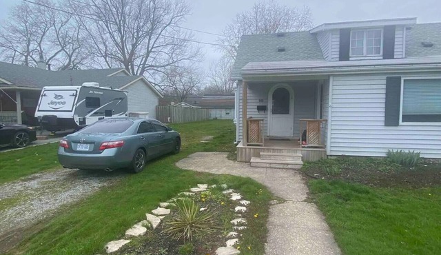 Bungalow close 2 Lake Erie: 3 beds/2 full bathrooms/big living room/kitchen/deck