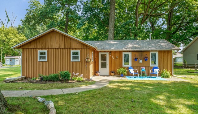 Cabin, rustic elegance w/hot tub, lake access