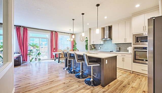 Calgary Mega-Home: 7BR, 2 Kitchens, 5 Baths! Groups, Family & Banff Getaway