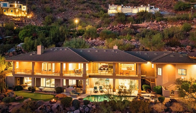 Camelback Heights - 8BR Estate w/Pool, Theater & Camelback Views in Phoenix