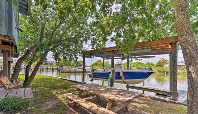 Canalfront House & Studio Near Kemah & Galveston!