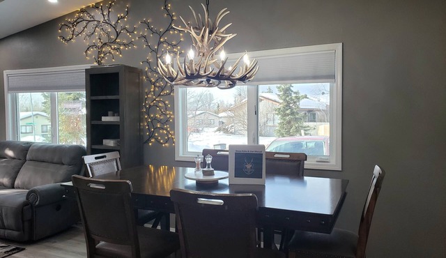 Caribou Flat: No stairs! 2 Baths, Theater, Bar, Firepit, Gazebo & Yard!