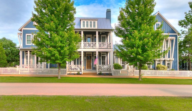 Carlton Landing-Spacious home on Boulevard