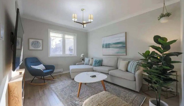 Casa Hotels: Modern 2BR Suite in Leslieville