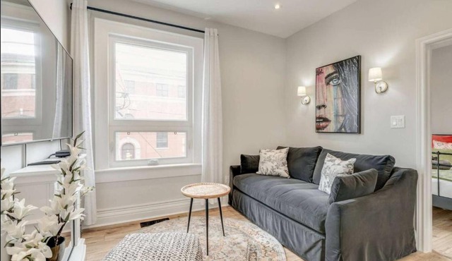 Casa Leslieville - 2BR Suite with LRG Patio