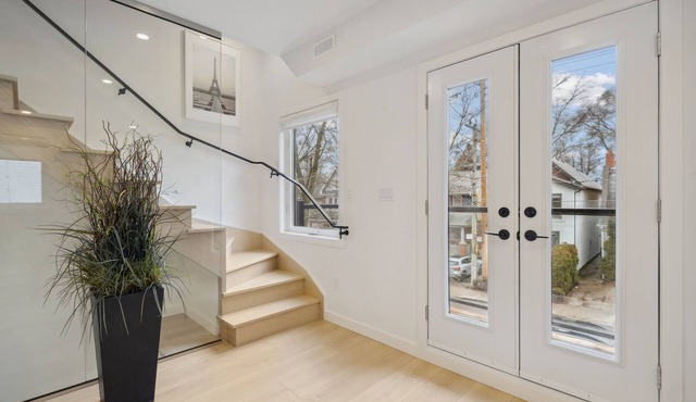 Casa Loma 2 Storey + 2 Bdrm Loft UofT and Yorville