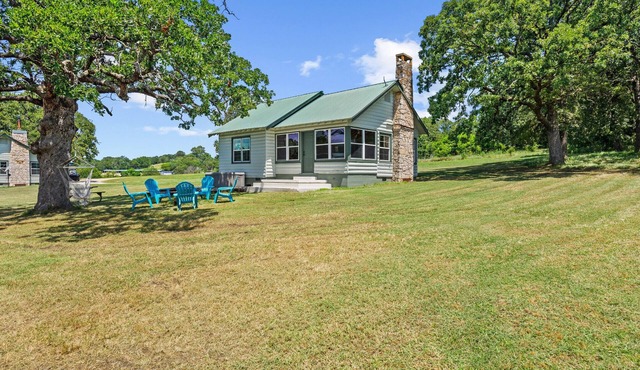 Cedar Nest- LAKEFRONT Cabin retreat with a Jacuzzi in Texoma Shores Resort