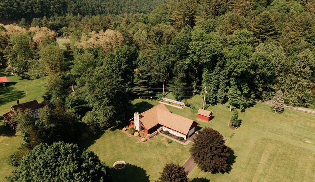 Cedar Run Lodge! Creekfront, Rail Trail, Large Yard, Mountain Views!