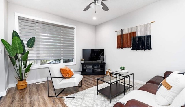 Central. New Duplex. Sleeps 6. 3 bed/2 bath.