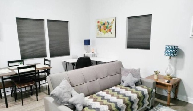 Centrally Located Modern 1-Bedroom Apartment, Full Bath, King Bed