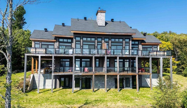 Chalet 59: Luxury Riverfront with Views & SPA