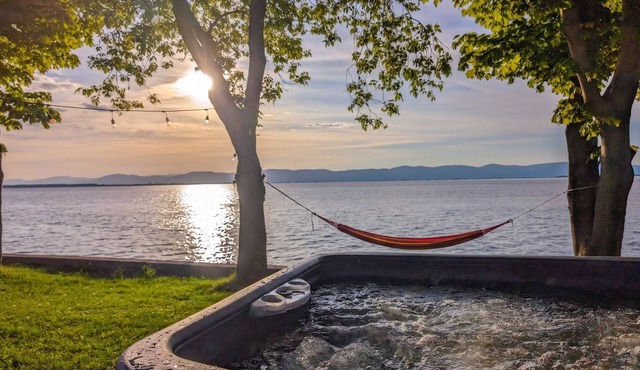 Chalet #7 Waterfront with Spa, Fireplace, Wifi & AC