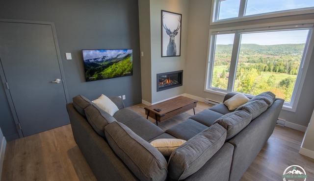 Chalet with fireplace and mountain spa, golf view