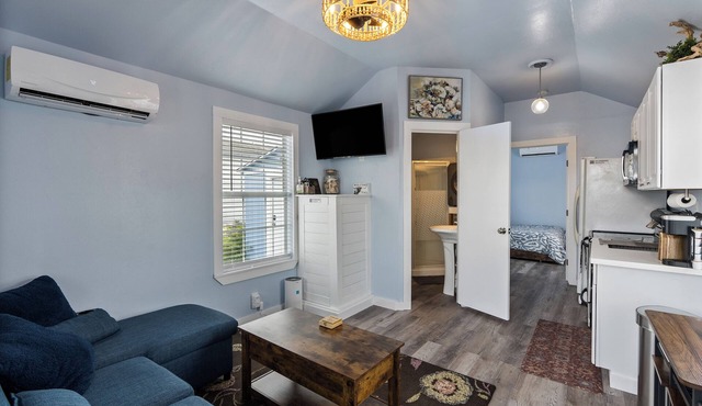 Charming 1-bedroom tiny home with AC, WiFi in awesome Corpus Christi