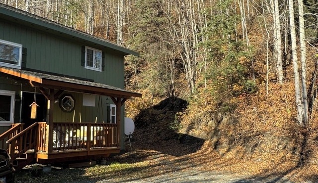 Charming 1-bedroom tiny farmhouse in enchanting Sutton-Alpine with WiFi.