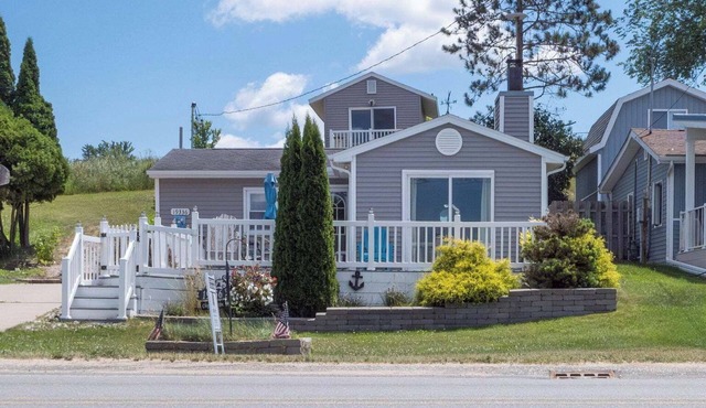 Charming 2-bedroom house on Chippewa Lake with Lake Access
