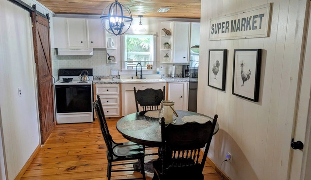 Charming 2-bedroom house with AC, WiFi; Blue Roof on Jackson Street