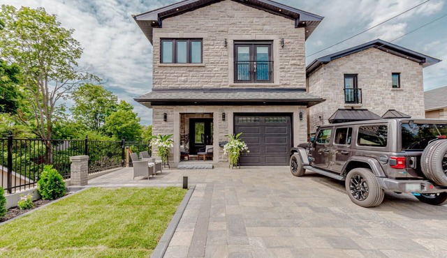 Charming 2-bedroom apartment in serene Pickering with WiFi, AC