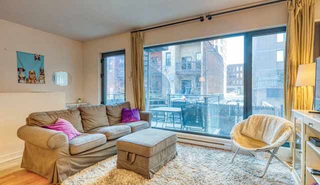 Charming 2-bedroom condo with WiFi, AC in wonderful Montreal