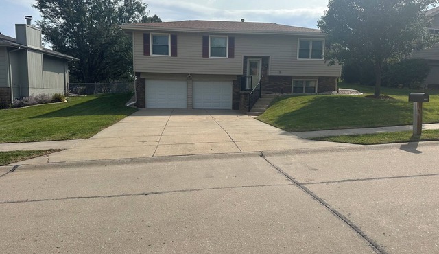 Charming 2-bedroom house in peaceful Papillion with AC