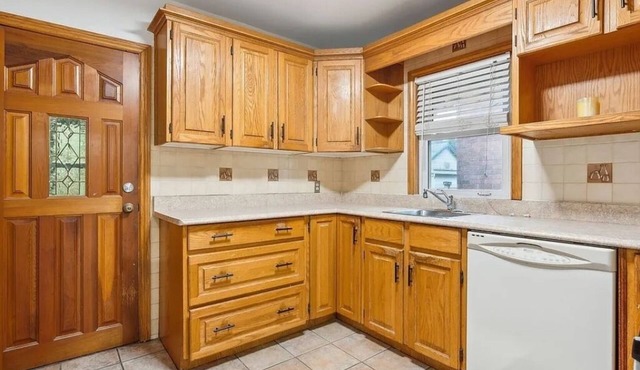 Charming 2-bedroom house with AC and WiFi in Hamilton