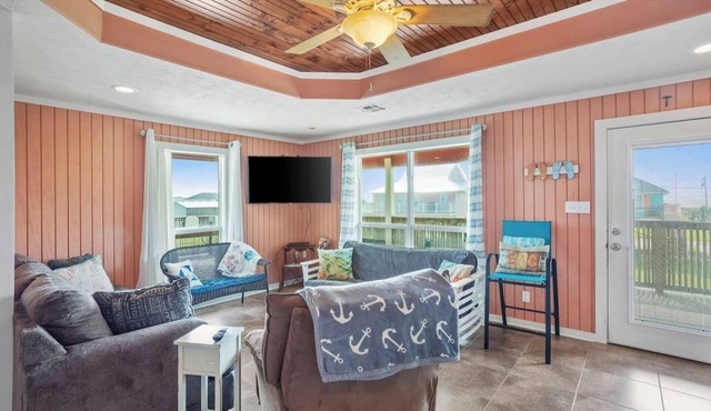 Charming 2-bedroom house in Cameron in the of community of Holly Beach