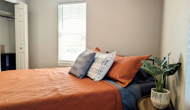 Charming 2-bedroom house in peaceful Clovis with Fiber Internet with WiFi