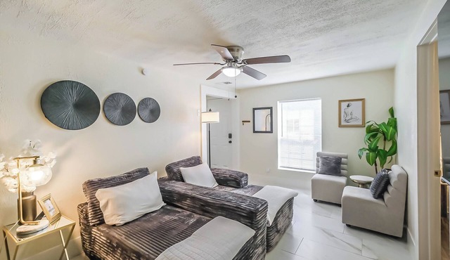 Charming 2-story private home sleeps 8 in the Heights with fast WiFi, smart TVs, ample parking, and a fenced patio + yard. Features a primary queen ensuite and quick access to Downtown.