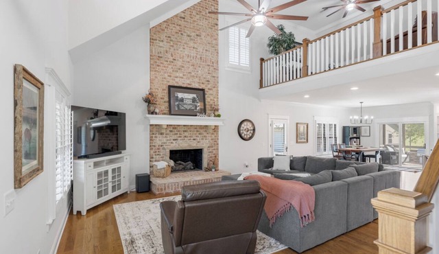 Charming 3 bed, 2.5 bath farmhouse with hot tub, firepit, and seasonal pool!