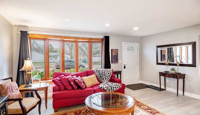 Charming 3-Bed Stay, Airport 10 Min, Pets OK