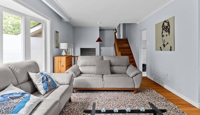 Charming 3-Bedroom House with Expansive Backyard - Adorned with Majestic Trees