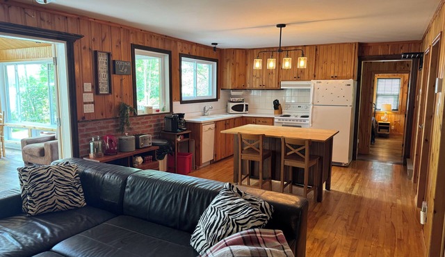 Charming 3-bedroom cottage in lovely Magog area with AC.