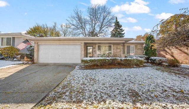 Charming 3BR home w/yard and fireplace in Troy