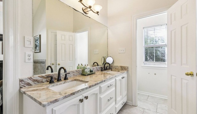 Charming 4-bedroom house with WiFi and AC in Denham Springs